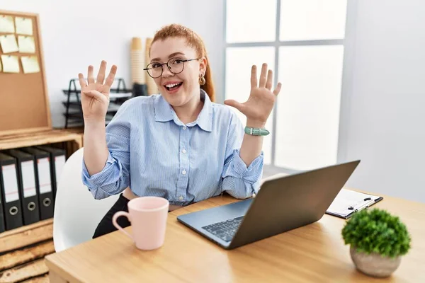 Mujer Pelirroja Joven Que Trabaja Oficina Usando Computadora Portátil Que — Foto de Stock