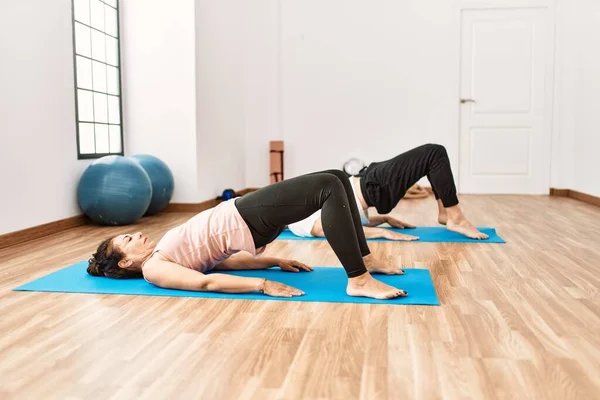 Olgun Spanyol Çift Yoga Odasında Egzersiz Yapıyor Esneme Hareketleri Yapıyor — Stok fotoğraf