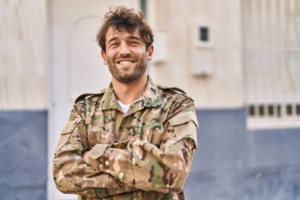 Tentara Muda Prajurit Tersenyum Percaya Diri Berdiri Dengan Tangan Menyeberang — Stok Foto