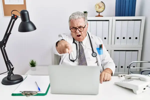 Uomo Anziano Caucasico Con Uniforme Dottore Stetoscopio Alla Clinica Che — Foto Stock