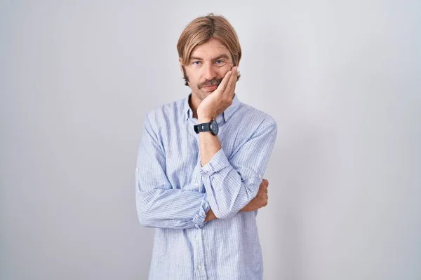 Hombre Caucásico Con Bigote Pie Sobre Fondo Blanco Pensando Que —  Fotos de Stock