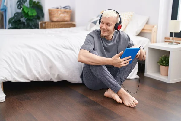 Młody Biały Mężczyzna Pomocą Touchpad Słuchawki Siedzi Podłodze Sypialni — Zdjęcie stockowe