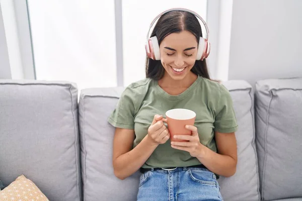 Genç Güzel Spanyol Kadın Evde Kahve Içerek Müzik Dinliyor — Stok fotoğraf