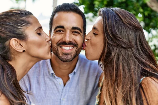 스페인 여자들 도시에서 남자에게 키스하는 — 스톡 사진