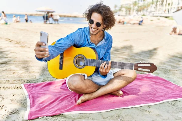 Jovem Hispânico Tocando Guitarra Fazer Selfie Pelo Smartphone Sentado Areia — Fotografia de Stock