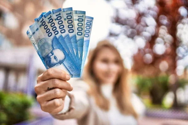 Young Blonde Woman Smiling Confident Holding Chilean Pesos Banknotes Park — Zdjęcie stockowe