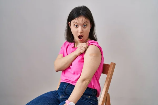 Mujer Con Síndrome Que Usa Tirita Para Inyección Vacunas Asustada — Foto de Stock
