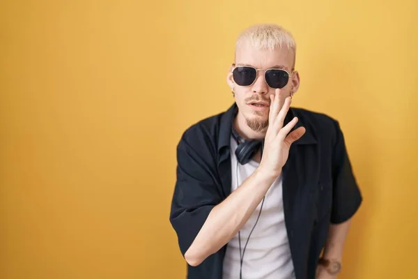 Jonge Blanke Man Met Een Zonnebril Een Gele Achtergrond Zijn — Stockfoto