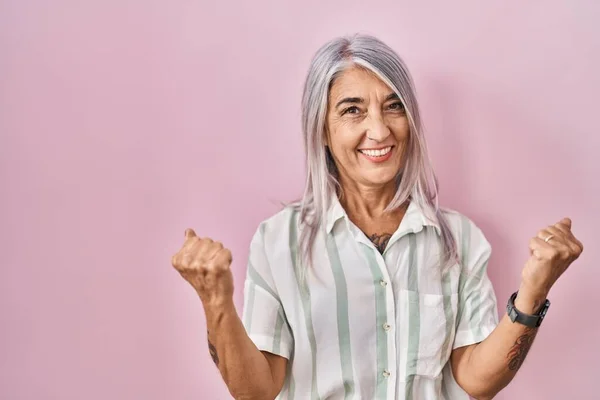 Middelbare Leeftijd Vrouw Met Grijs Haar Staan Roze Achtergrond Erg — Stockfoto