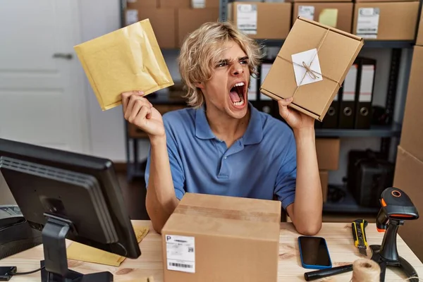 Νεαρός Που Εργάζεται Μικρές Επιχειρήσεις Ηλεκτρονικού Εμπορίου Κρατώντας Πακέτα Θυμωμένος — Φωτογραφία Αρχείου