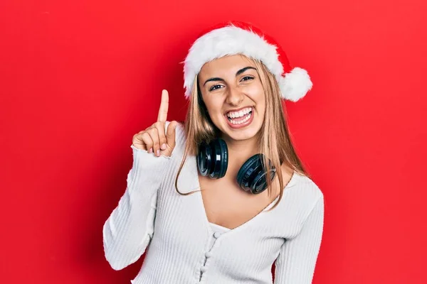 Mulher Hispânica Bonita Usando Chapéu Natal Fones Ouvido Sorrindo Com — Fotografia de Stock