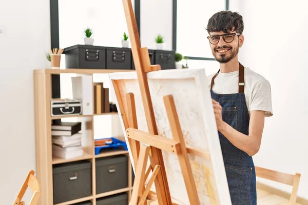Mladý Hispánský Umělec Muž Usměvavý Šťastný Kreslení Ateliéru — Stock fotografie