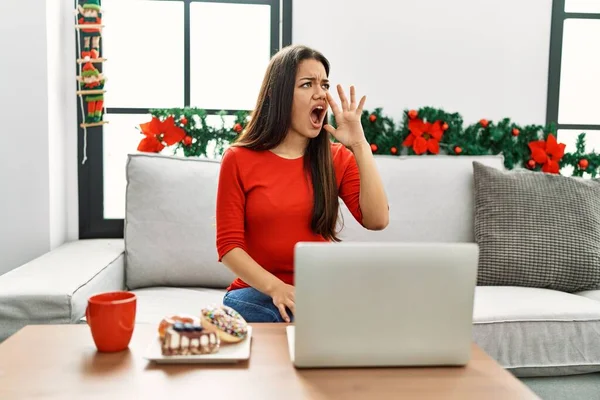 Молода Брюнетка Використовуючи Ноутбук Сидить Дивані Різдвяних Криках Кричить Голосно — стокове фото
