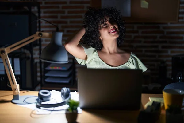 Young Brunette Woman Curly Hair Working Office Night Smiling Confident — Stockfoto