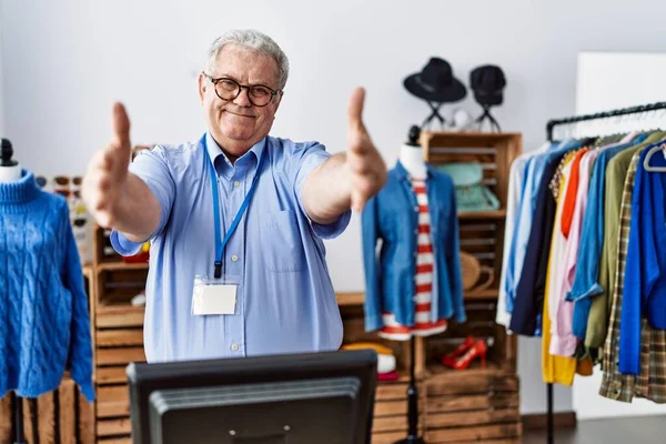 Ein Älterer Mann Mit Grauen Haaren Der Als Manager Einer — Stockfoto