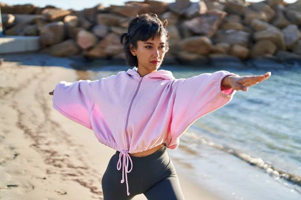 Young Woman Training Yoga Exercise Standing Seaside — ストック写真