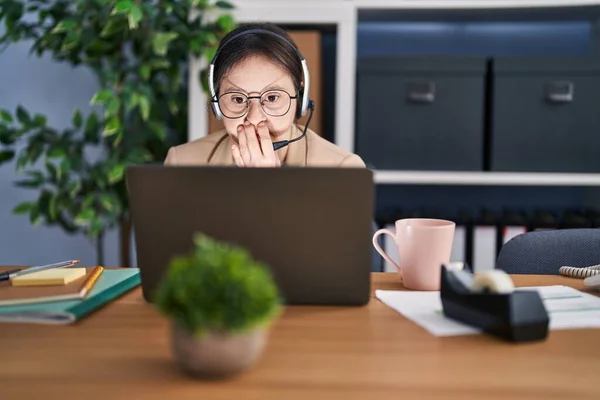 Kvinnan Med Downs Syndrom Kontoret Bär Headset Som Täcker Munnen — Stockfoto