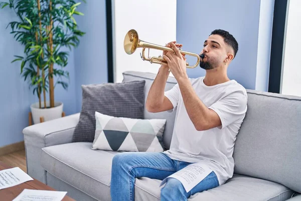 Jovem Árabe Músico Tocando Trompete Sentado Sofá Casa — Fotografia de Stock