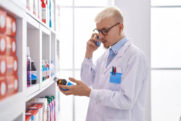 Young Caucasian Man Pharmacist Talking Smartphone Holding Medicine Bottle Pharmacy — Stock Photo, Image
