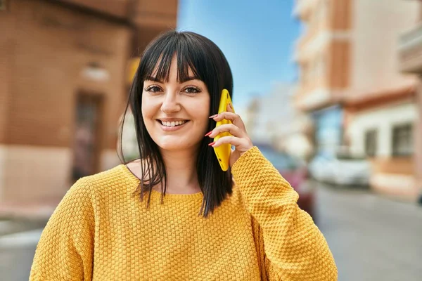 Mladá Brunetka Žena Šťastně Usmívá Mluvit Telefonu Městě — Stock fotografie