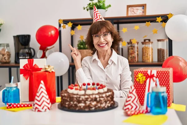 Kobieta Średnim Wieku Świętuje Urodziny Trzymając Duży Tort Czekoladowy Uśmiechnięty — Zdjęcie stockowe