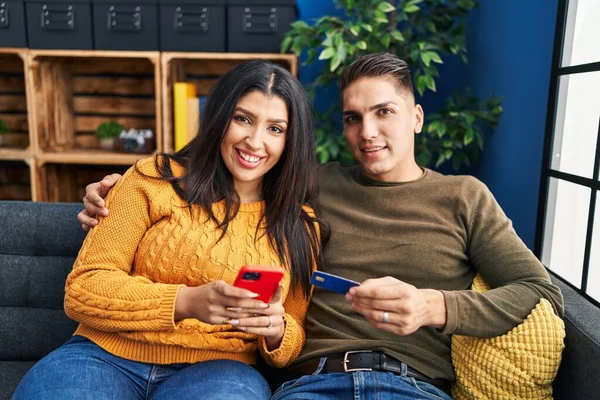 Άνδρας Και Γυναίκα Ζευγάρι Που Χρησιμοποιούν Smartphone Και Πιστωτική Κάρτα — Φωτογραφία Αρχείου