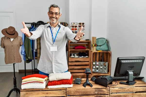 Hispanischer Mann Mittleren Alters Der Als Manager Einer Einzelhandelsboutique Arbeitet — Stockfoto