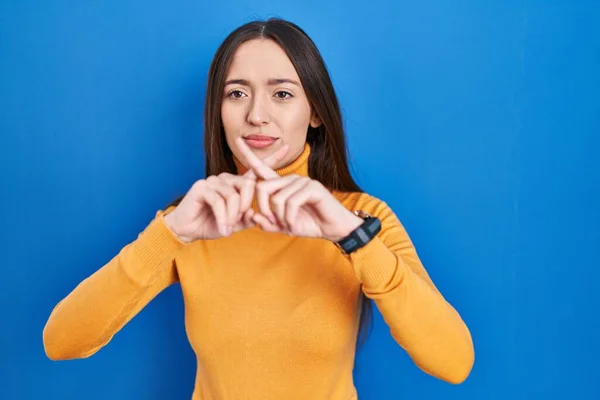 Jong Brunette Vrouw Staande Blauwe Achtergrond Afwijzing Expressie Kruisen Vingers — Stockfoto