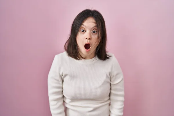 Mujer Con Síndrome Pie Sobre Fondo Rosa Miedo Sorprendido Con — Foto de Stock