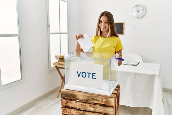 Urocza Dziewczyna Uśmiechnięta Pewnie Głosuje Koledżu Wyborczym — Zdjęcie stockowe