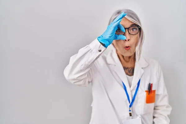 Donna Mezza Età Con Capelli Grigi Indossando Vestaglia Scienziato Facendo — Foto Stock