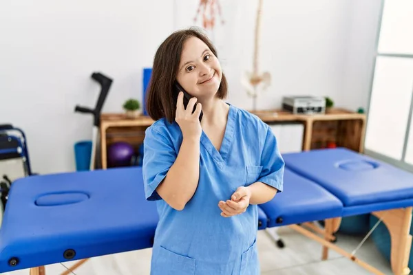 Donna Bruna Con Sindrome Che Lavora Parlando Telefono Alla Clinica — Foto Stock