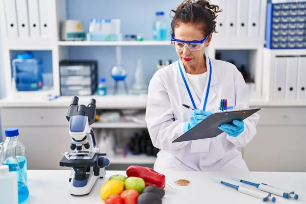 Middle Age Hispanic Woman Working Laboratory — Photo