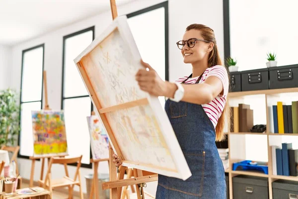 Young Woman Smiling Confident Holding Canvas Draw Art Studio — Stock Photo, Image