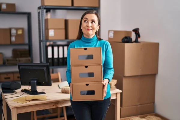 Middle Age Hispanic Woman Working Small Business Ecommerce Holding Boxes — Φωτογραφία Αρχείου
