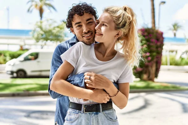 Jovem Belo Casal Namorada Caucasiana Namorado Hispânico Abraçando Amor Livre — Fotografia de Stock