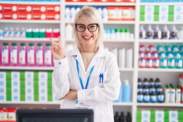 Mulher Caucasiana Jovem Trabalhando Farmácia Farmácia Sorrindo Com Rosto Feliz — Fotografia de Stock