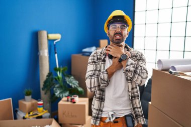 Evde çalışan sakallı genç İspanyol adam bağırarak boğularak ölüyor çünkü boğularak can çekişiyor. Sağlık problemi. Boğulma ve intihar konsepti. 