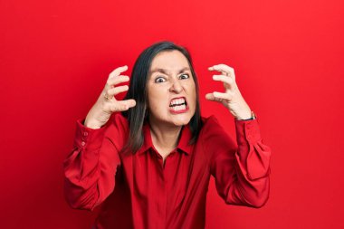 Orta yaşlı İspanyol kadın, gündelik giysiler içinde öfkeden çıldırmış, elleri boğazlamaya çalışan, deli gibi bağıran. 