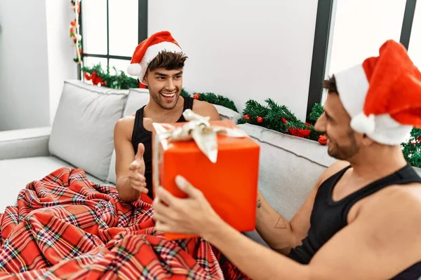 Dois Homens Hispânicos Casal Surpresa Com Presente Sentado Pela Decoração — Fotografia de Stock