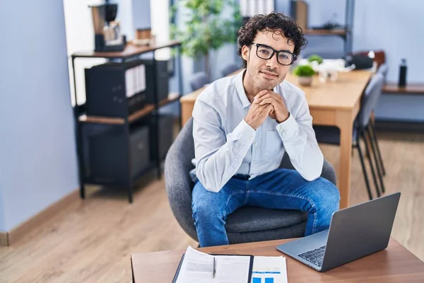 Young Hispanic Man Business Worker Using Laptop Working Office — Stock Photo, Image