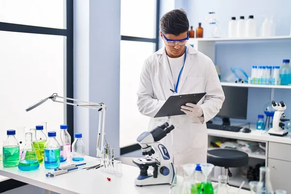 Joven Científico Hispano Escribiendo Informe Trabajando Laboratorio — Foto de Stock