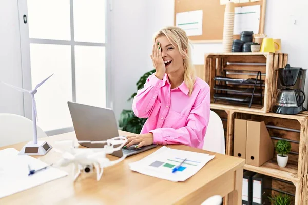Young Caucasian Woman Working Office Covering One Eye Hand Confident — Stock Photo, Image