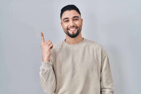 Jovem Homem Bonito Sobre Fundo Isolado Alegre Com Sorriso Rosto — Fotografia de Stock