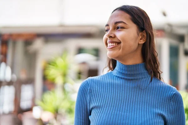 Joven Mujer Afroamericana Sonriendo Confiada Pie Calle — Foto de Stock