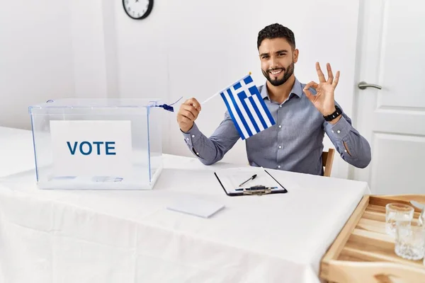 Mladý Pohledný Muž Plnovousem Politické Kampani Volby Drží Řeckou Vlajku — Stock fotografie
