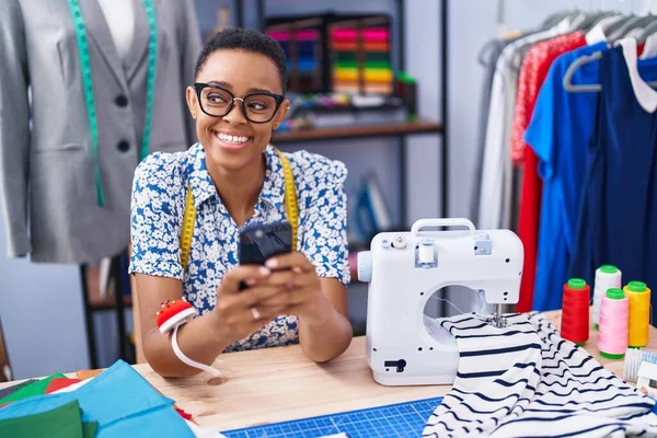 Afro Amerikaanse Vrouw Kleermaker Glimlachen Zelfverzekerd Met Behulp Van Smartphone — Stockfoto