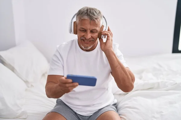 Middelbare Leeftijd Grijsharige Man Luisteren Naar Muziek Zitten Bed Slaapkamer — Stockfoto