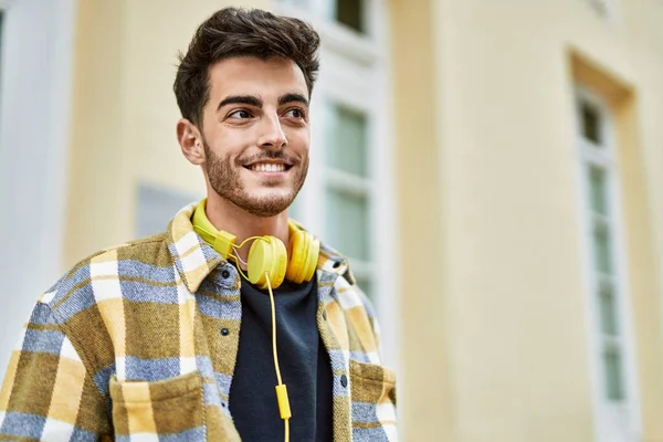 Bonito Homem Hispânico Sorrindo Feliz Confiante Cidade Usando Fones Ouvido — Fotografia de Stock