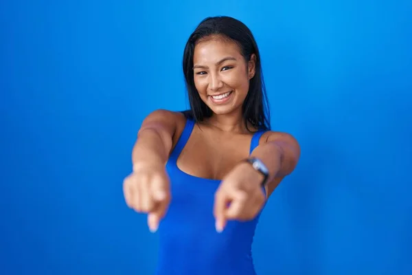 Hispanic Kvinna Står Över Blå Bakgrund Pekar Dig Och Kameran — Stockfoto